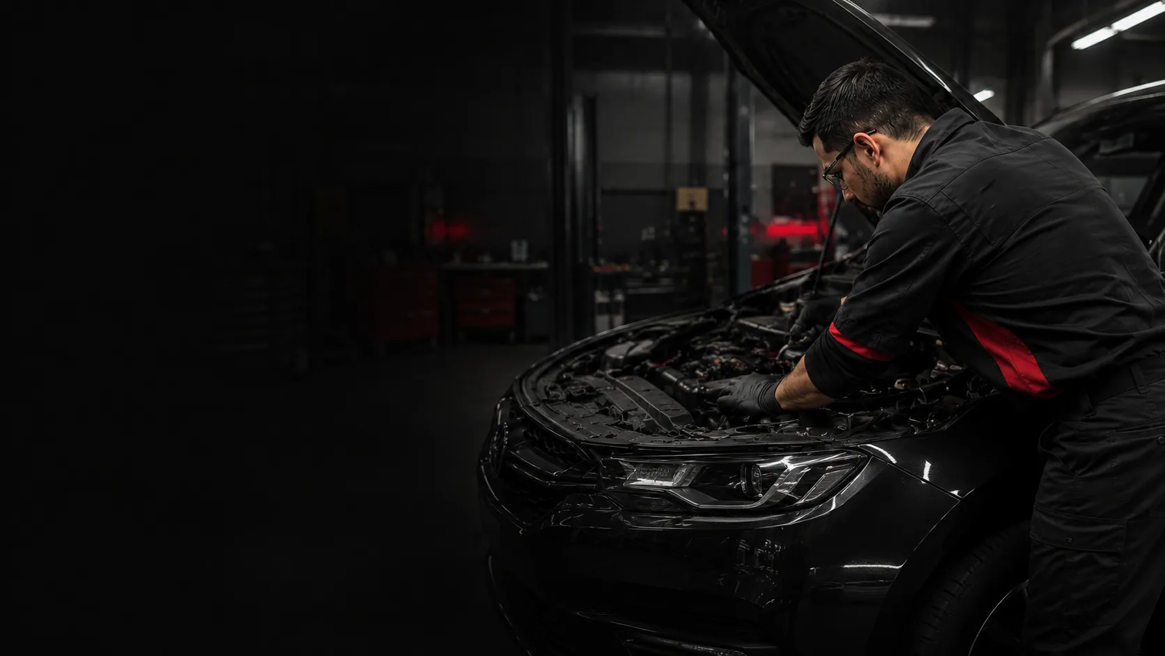 Técnico automotriz trabajando en un vehículo