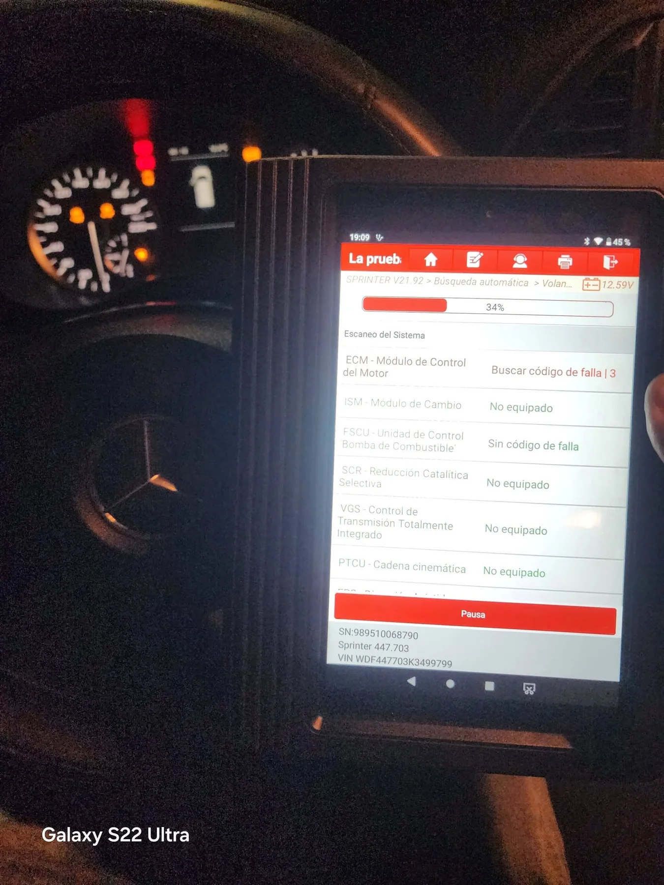 Scanner automotriz realizando diagnóstico electrónico a Mercedes-Benz Vito
