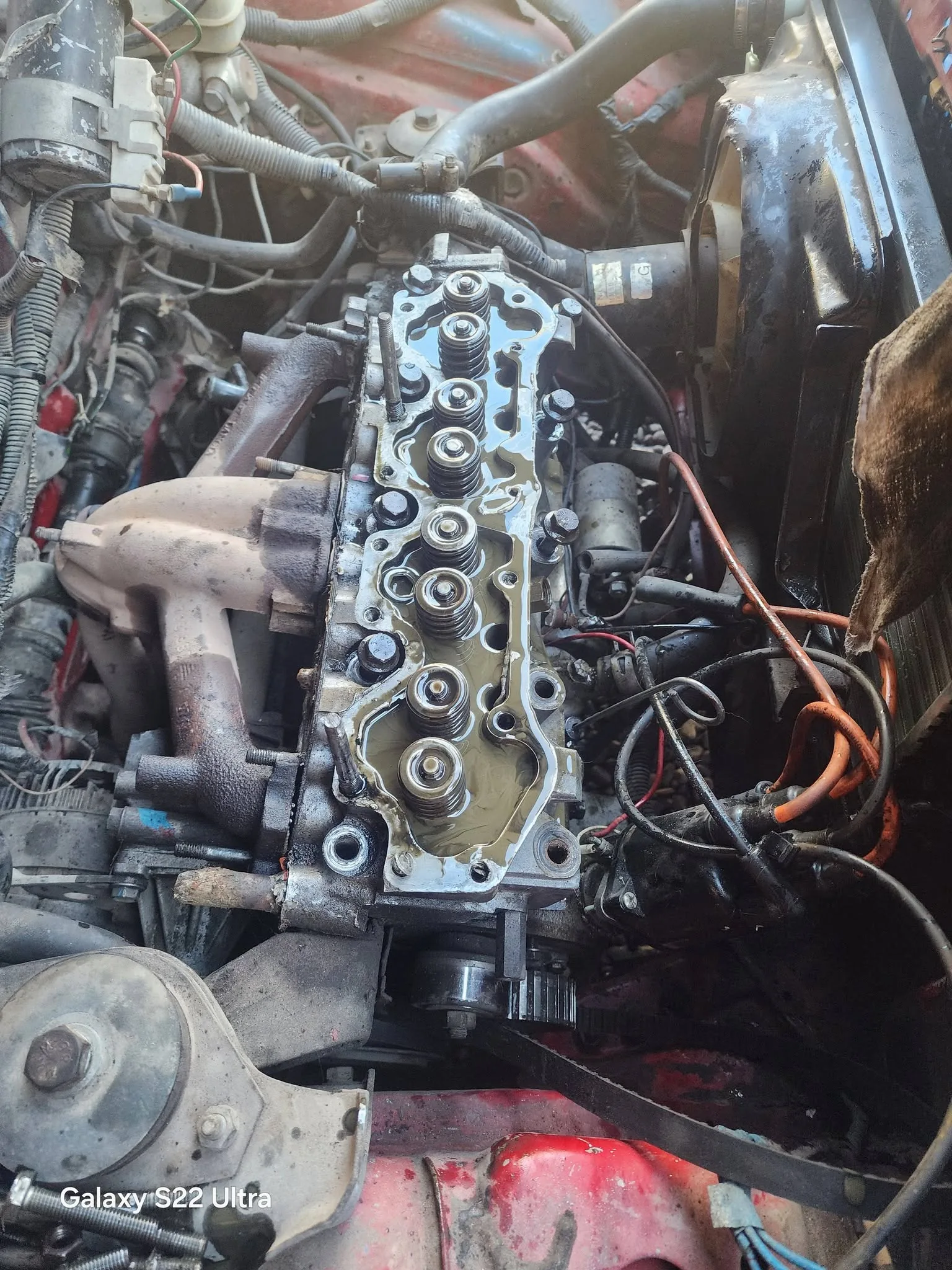 Desmontaje de culata para revisión en Fiat Fiorino Pick Up realizado por AMTEC