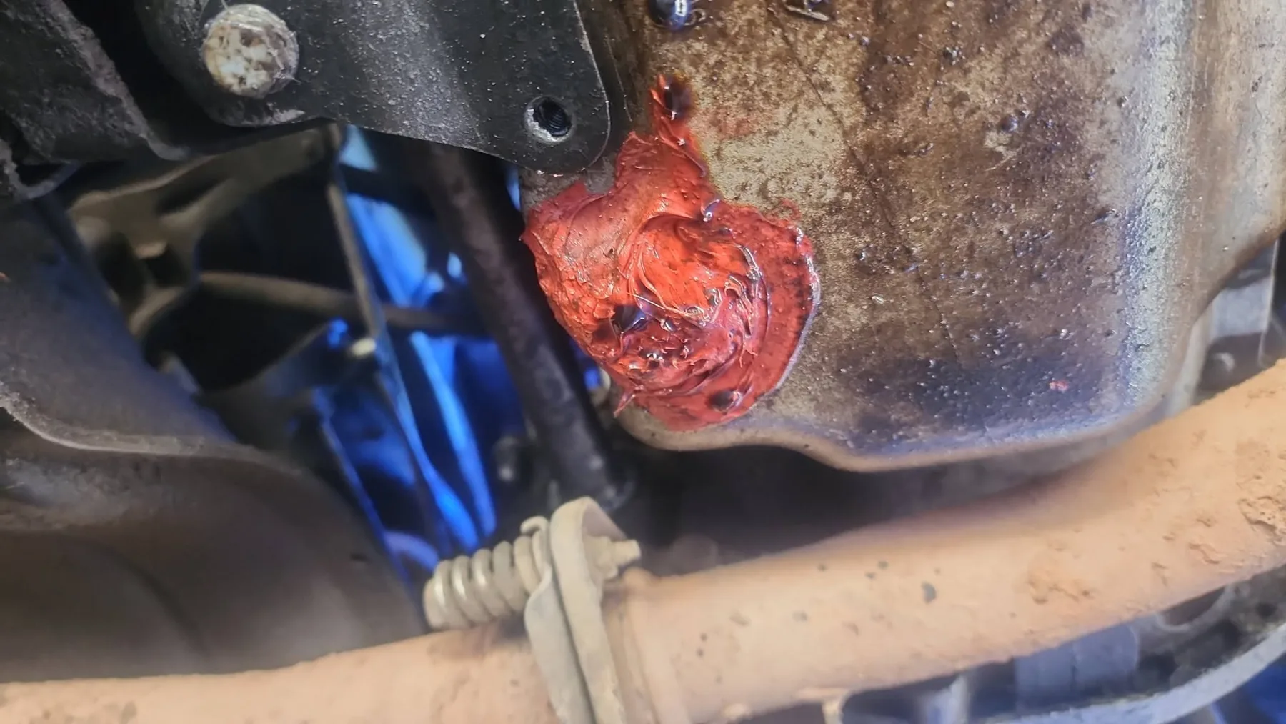 Detalle de reparación del cárter en Peugeot 206 2005