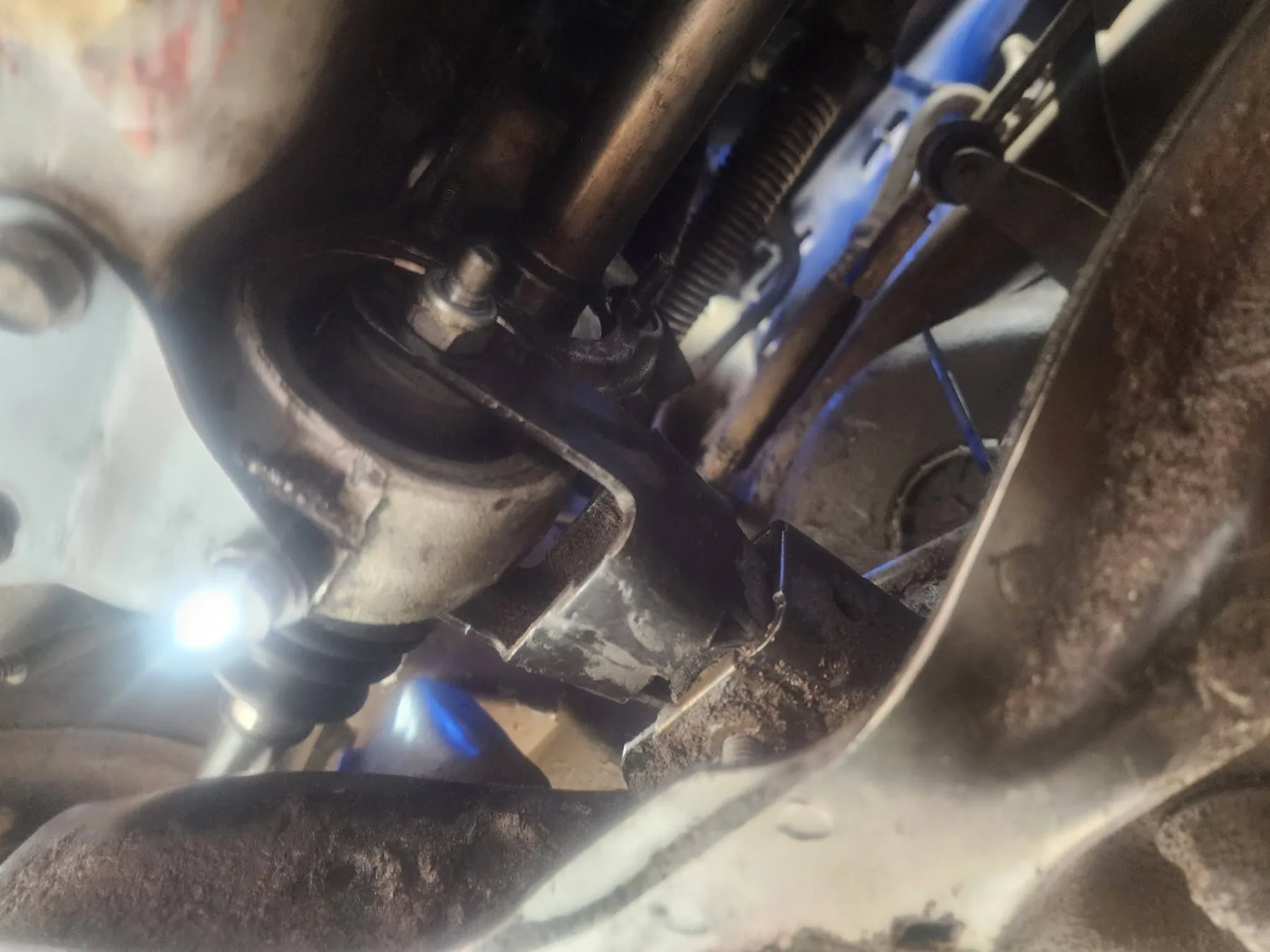 Revisión y cambio de soporte inferior de motor en Peugeot 206 2005
