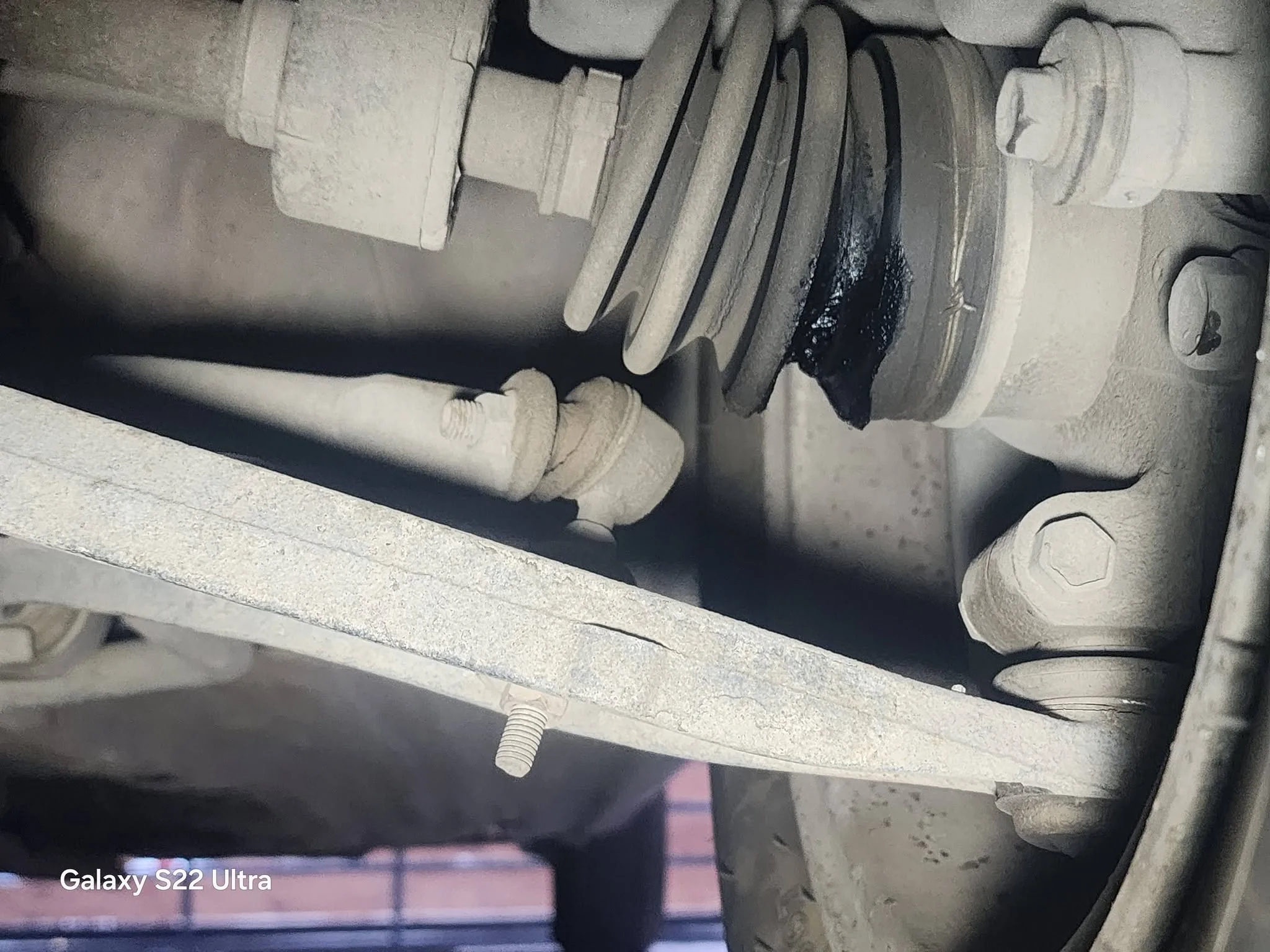 Inspección de suspensión y transmisión en Suzuki Baleno 2008 realizada por AMTEC